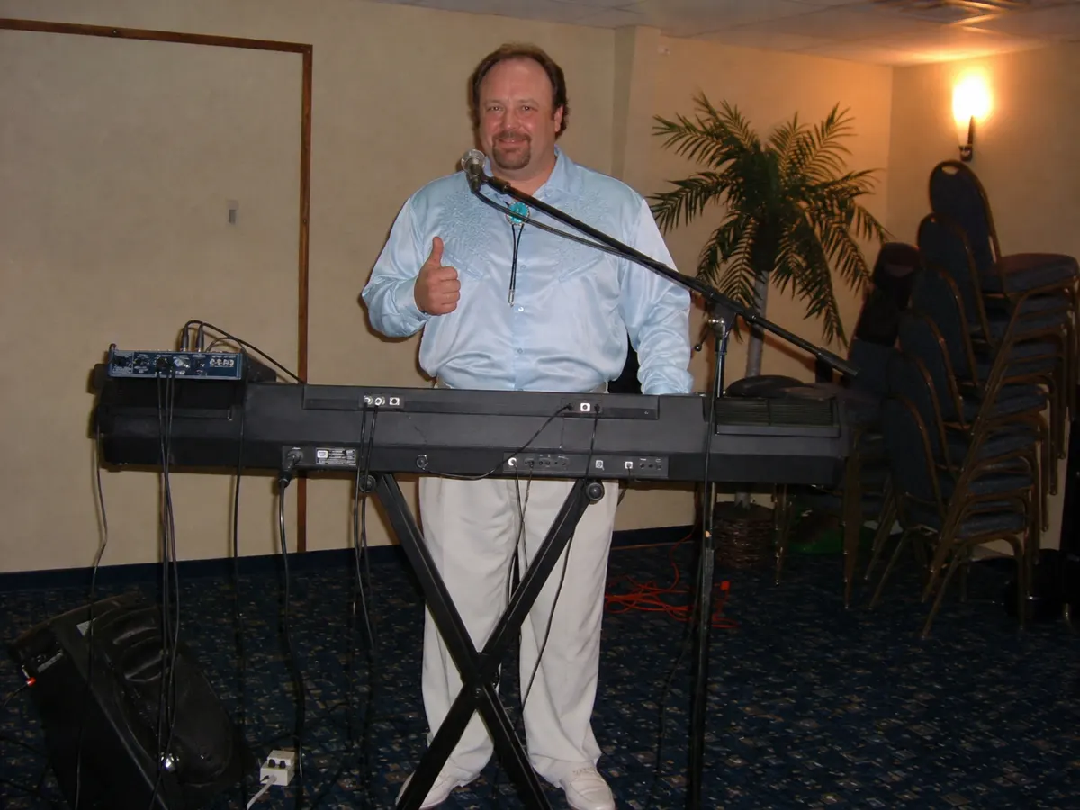 Dave Pritchard giving a thumbs-up behind his keyboard at the Pale Horse Supper Club